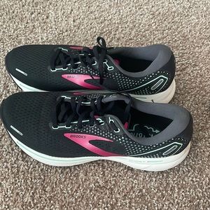 Brooks Ghost 14 Womens, almost brand new.